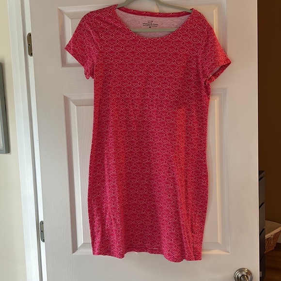 Vineyard Vines Dresses & Skirts - Pink whale tail, vineyard, vines size medium T-shirt dress